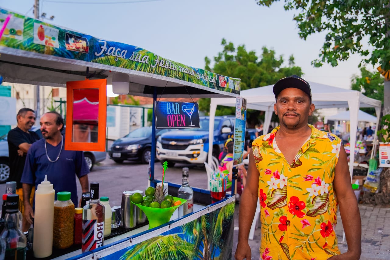 Gilson da Silva na frente do seu carrinho de ambulante no mercado da aerolândia